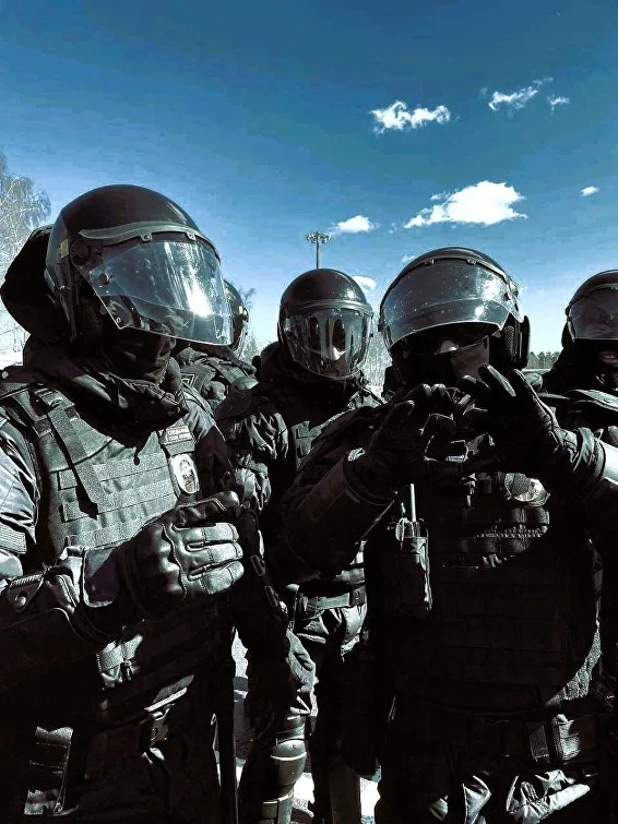Сотрудники 1 специального полка полиции в экипировке