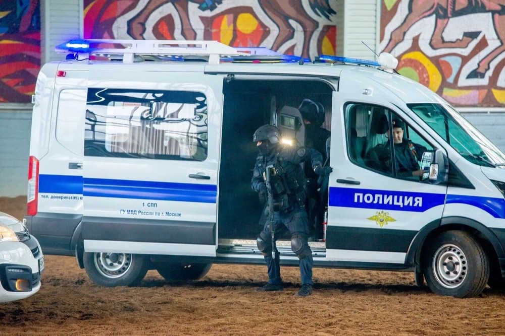 Сотрудники полиции у служебного автомобиля